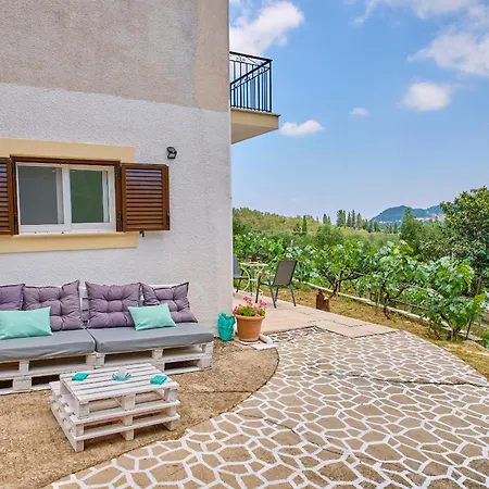 Stoneface Apartamento Arkadades